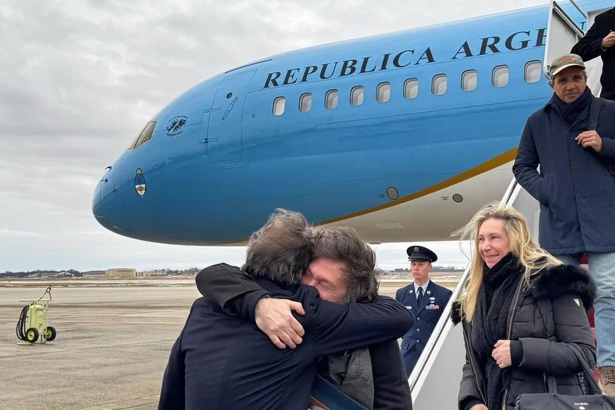 El primer mandatario argentino arribó en el avión presidencial a la Base Militar Andrews.