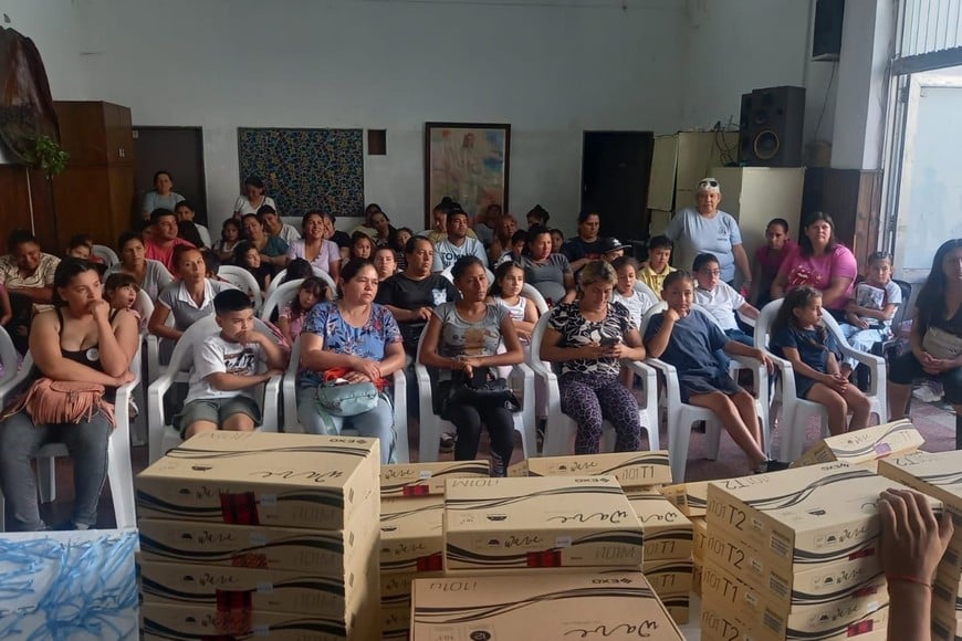 Las madres educadoras, presentes en el acto de entrega de los dispositivos.