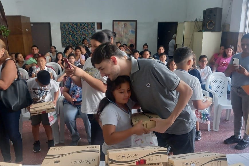 La alegría de una pequeña alumna al recibir su tablet lo dice todo.