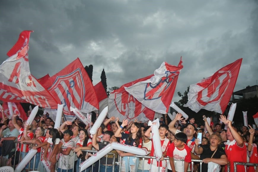 Tatengue, 15 de Abril, Hinchas Unión, Unión presenta su indumentaria 2025. Foto: Manuel Fabatía