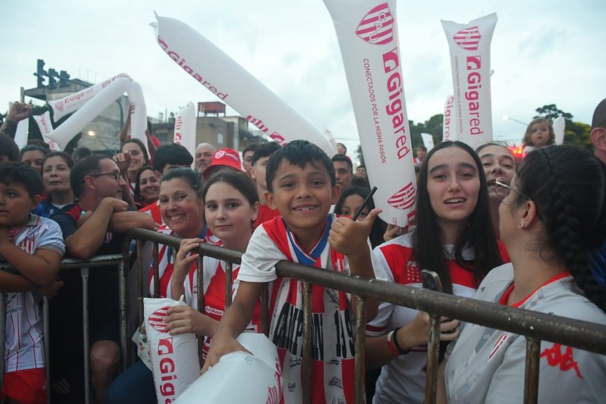 Tatengue, 15 de Abril, Hinchas Unión, Unión presenta su indumentaria 2025. Foto: Manuel Fabatía