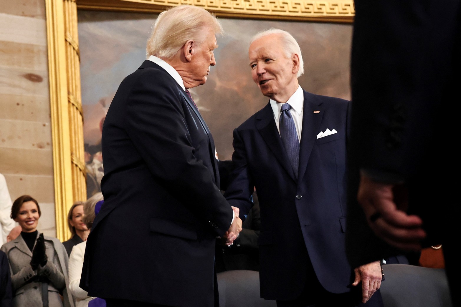 El saludo de Trump con Biden, dentro del Capitolio.