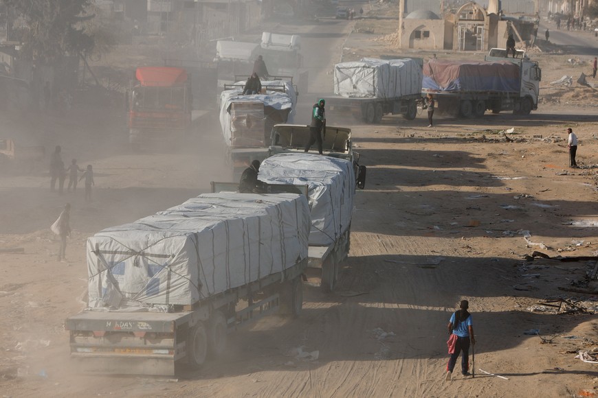 Aid trucks make their way into the Gaza Strip, following a ceasefire between Israel and Hamas, in Rafah in the southern Gaza Strip, January 20, 2025. REUTERS/Mohammed Salem