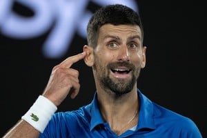 (250119) -- MELBOURNE, 19 enero, 2025 (Xinhua) -- Novak Djokovic reacciona durante el partido de cuarta ronda de individuales masculinos entre Novak Djokovic, de Serbia, y Jiri Lehecka, de República Checa, en el torneo de tenis Abierto de Australia, en Melbourne, Australia, el 19 de enero de 2025. (Xinhua/Lui Siu Wai) (rtg) (da)