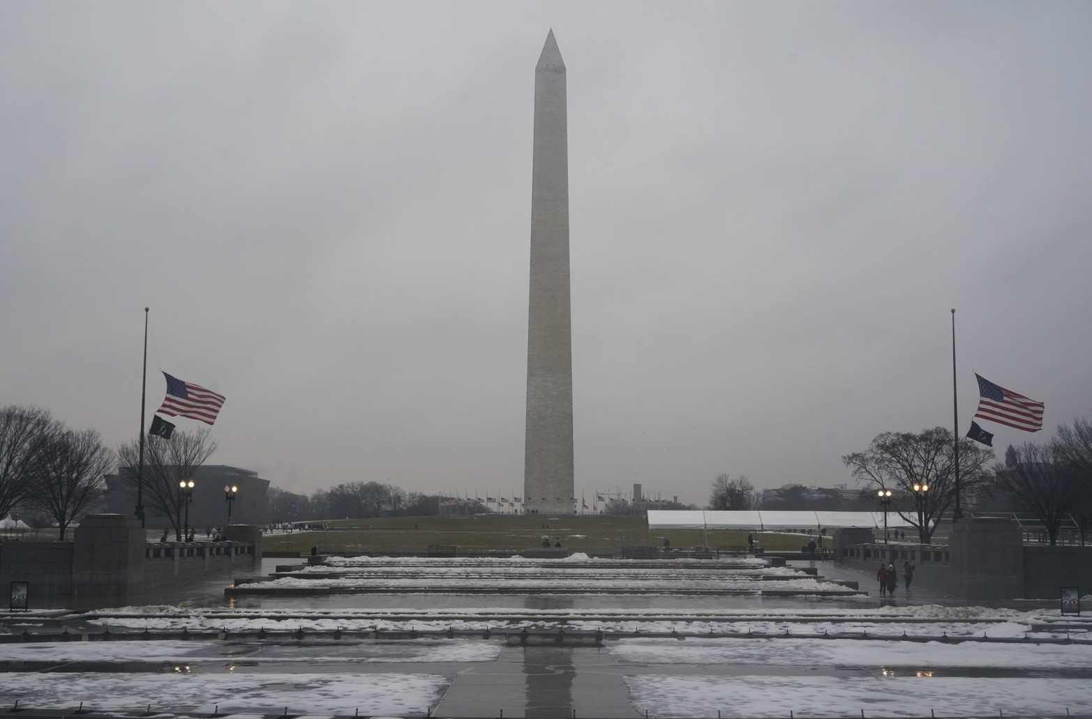 Washington atraviesa una intensa tormenta de nieve el día de la asunción de Trump.