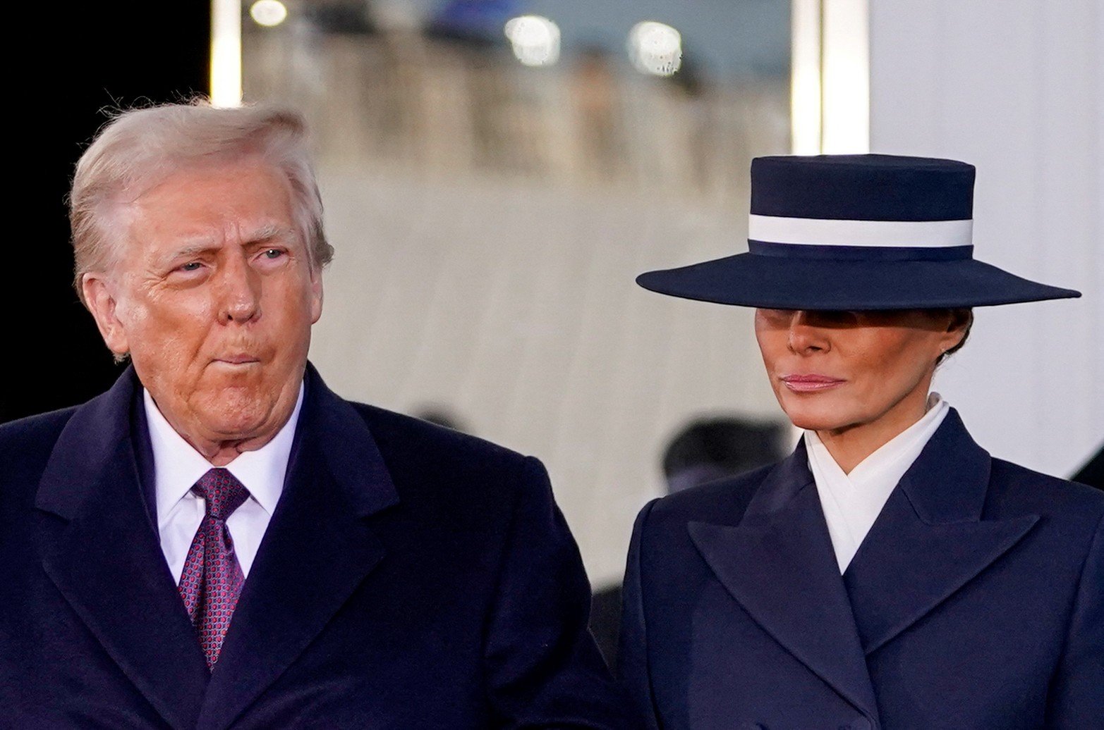 El presidente electo de Estados Unidos, Donald Trump, junto a su esposa Melania Trump mientras se reúnen con el presidente de Estados Unidos, Joe Biden.