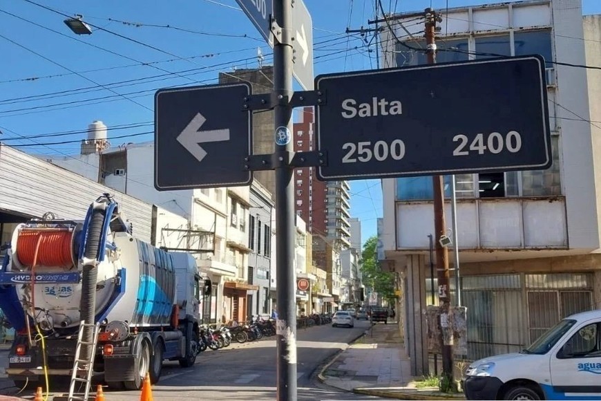 Inicio de la obra de Aguas Santafesinas SA (ASSA) en calle Salta.