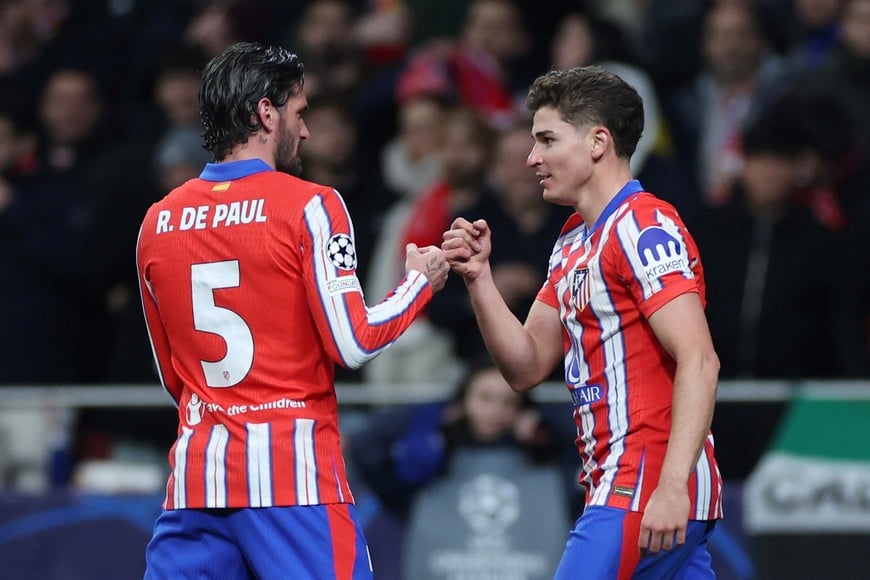 Soccer Football - Champions League - Atletico Madrid v Bayer Leverkusen - Metropolitano, Madrid, Spain - January 21, 2025
Atletico Madrid's Julian Alvarez celebrates scoring their first goal with Rodrigo De Paul REUTERS/Isabel Infantes