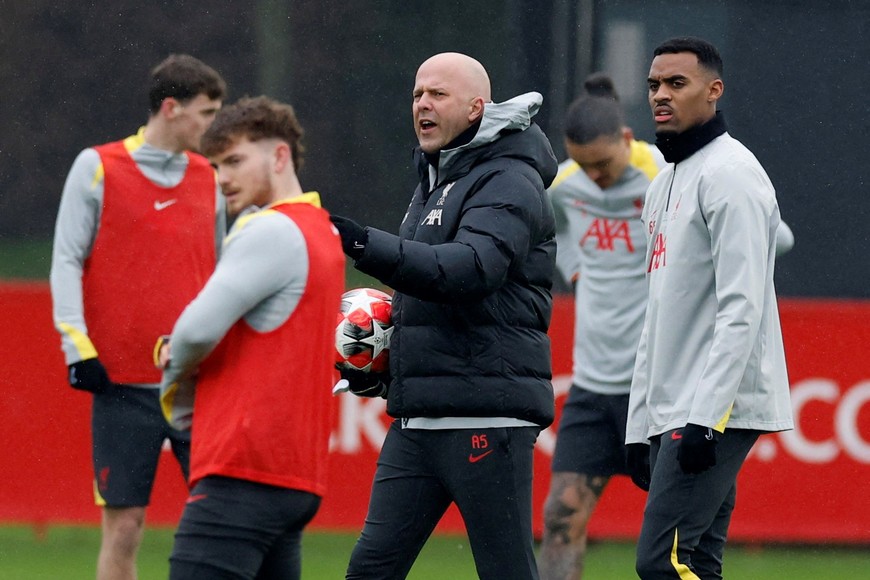 Soccer Football - Champions League - Liverpool Training - AXA Training Centre, Liverpool, Britain - January 20, 2025 
Liverpool manager Arne Slot and Ryan Gravenberch during training Action Images via Reuters/Jason Cairnduff