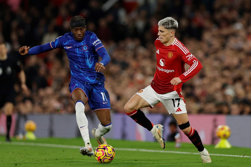 Soccer Football - Premier League - Manchester United v Chelsea - Old Trafford, Manchester, Britain - November 3, 2024
Chelsea's Noni Madueke in action with Manchester United's Alejandro Garnacho Action Images via Reuters/Jason Cairnduff EDITORIAL USE ONLY. NO USE WITH UNAUTHORIZED AUDIO, VIDEO, DATA, FIXTURE LISTS, CLUB/LEAGUE LOGOS OR 'LIVE' SERVICES. ONLINE IN-MATCH USE LIMITED TO 120 IMAGES, NO VIDEO EMULATION. NO USE IN BETTING, GAMES OR SINGLE CLUB/LEAGUE/PLAYER PUBLICATIONS. PLEASE CONTACT YOUR ACCOUNT REPRESENTATIVE FOR FURTHER DETAILS..