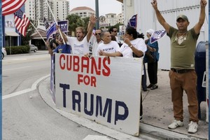 Residentes cubanos-estadounidenses apoyan a Donald Trump durante la campaña electoral del año pasado.  Foto: Alan Díaz | AP/DW