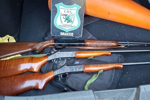 En Urquiza 6400, incautaron una escopeta calibre 1; un fusil calibre 410  y una carabina calibre 22.