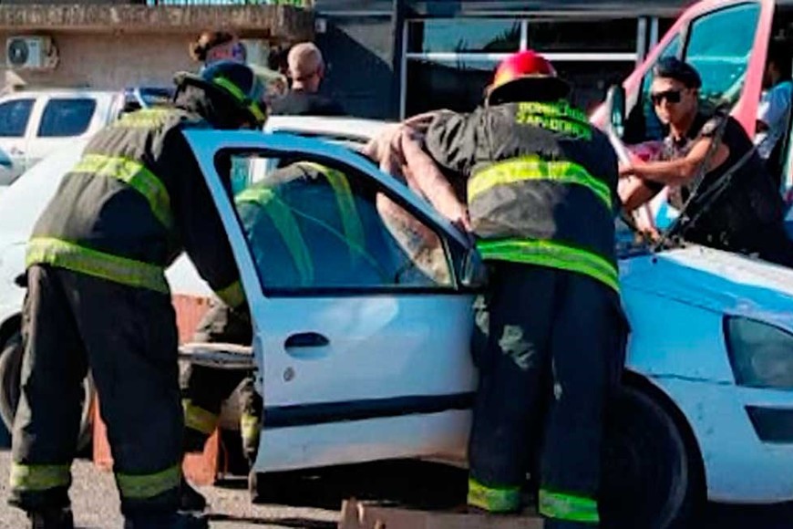 El joven de 14 años debió ser auxiliado por los bomberos.