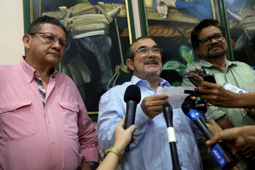 Revolutionary Armed Forces of Colombia (FARC) rebel leader Rodrigo Londono (C) reads from a document while flanked by fellow negotiators Pablo Catatumbo (L), and Ivan Marquez during a conference in Havana, Cuba October 2, 2016. REUTERS/Enrique de la Osa cuba la habana Rodrigo Londono Pablo Catatumbo Ivan Marquez acuerdo de paz entre el gobierno de colombia y las farc los colombianos rechazan el acuerdo de paz con las FARC en el referendum