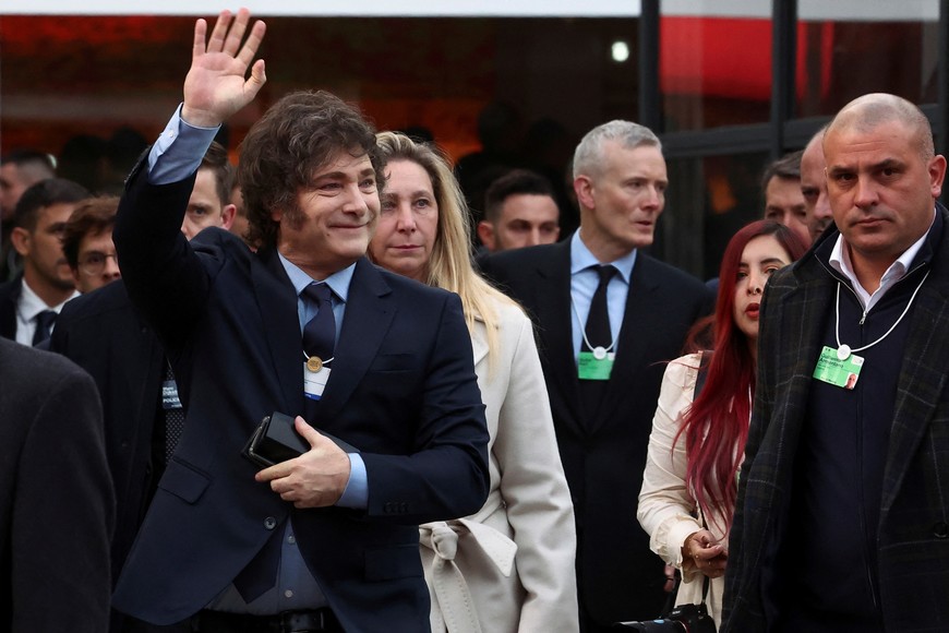 Argentine President Javier Milei waves as he leaves the Ukraine House, during the 55th annual World Economic Forum (WEF) meeting in Davos, Switzerland, January 22, 2025. REUTERS/Yves Herman