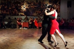 Laura Stessens y Luis Ángel Rojas bailando en Milonga Parakultural