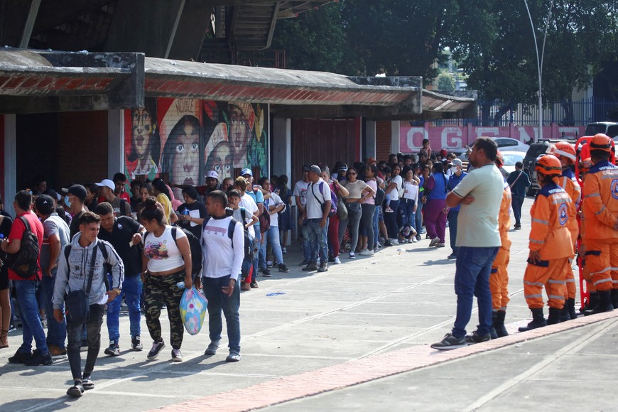 FILE PHOTO: Colombians displaced by attacks of rebels of the National Liberation Army (ELN), stand in line to be registered outside the General Santander Stadium, in Cucuta, Colombia January 20, 2025. REUTERS/Carlos Eduardo Ramirez/File Photo