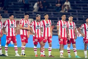 Mientras se pateaban los penales barras entraron a la cancha a robar.