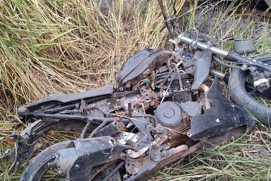 La moto apenas acontecido el choque, en Arocena. Detrás, el tren que la embistió. Unidad Regional XV.