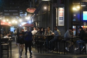 Noche. Hay sectores de concurrencia pública donde los trapitos están presentes.