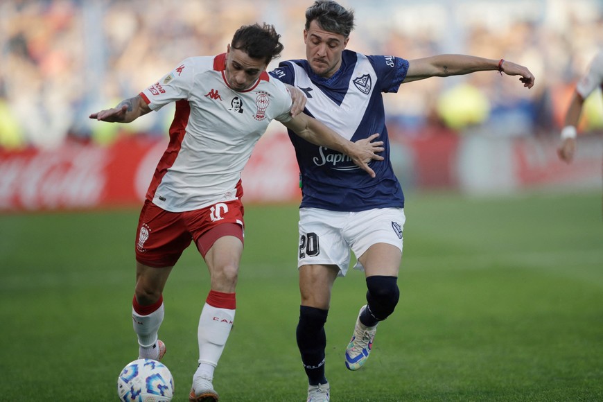 Soccer Football - Primera Division - Velez Sarsfield v Huracan - Estadio Jose Amalfitani, Buenos Aires, Argentina - December 15, 2024
Huracan's Walter Mazzantti in action with Velez Sarsfield's Francisco Pizzini
REUTERS/Cristina Sille