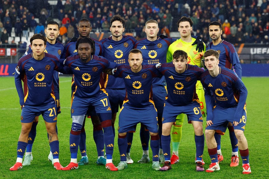 Soccer Football - Europa League - AZ Alkmaar v AS Roma - AFAS Stadion, Alkmaar, Netherlands - January 23, 2025
AZ Alkmaar players pose for a team group photo before the match REUTERS/Piroschka Van De Wouw