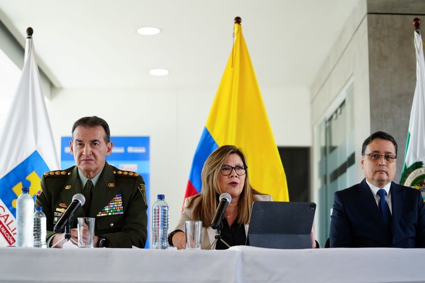 (250123) -- BOGOTA, 23 enero, 2025 (Xinhua) -- La fiscal colombiana, Luz Adriana Camargo (c), acompañada por el director de la Policía, general William Salamanca (i), y el director del Instituto de Medicina Legal de Colombia, Jorge Arturo Jiménez (d), habla durante la rueda de prensa sobre la situación y las acciones institucionales en la región del Catatumbo, llevada a cabo en las instalaciones de la Fiscalía General de la Nación, en la ciudad de Bogotá, Colombia, el 23 de enero 2025. La crisis humanitaria y violencia que se vive en la región colombiana de Catatumbo (noreste), la cual ha dejado decenas de muertos y miles de desplazados y campesinos confinados, se está extendiendo a otras regiones del país como Guaviare (sur), alertó el jueves Camargo. (Xinhua/Andrés Moreno) (am) (jg) (ah) (ce)