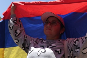 (250123) -- CUCUTA, 23 enero, 2025 (Xinhua) -- Imagen proveída por COLPRENSA del 22 de enero de 2025 de una mujer sosteniendo una bandera en el Estadio General Santander, donde están llegando personas desplazadas de la región del Catatumbo debido a la violencia, en Cúcuta, Colombia. La Fiscalía General de Colombia reactivó el miércoles las órdenes de captura contra 31 líderes de la guerrilla del Ejército de Liberación Nacional tras los ataques en la región del Catatumbo, que han dejado hasta el momento 80 muertos y 32.000 desplazados. (Xinhua/Catalina Olaya/COLPRENSA) (cl) (da) (ra) (vf)