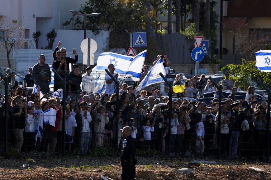 People react as an Israeli military helicopter transporting released Israeli hostages, who have been held in Gaza since the deadly October 7, 2023 attack by Hamas, as part of a prisoner-hostage exchange deal between Israel and Hamas, arrives at Beilinson Schneider complex,  in Petah Tikva, Israel, January 25, 2025. REUTERS/Ronen Zvulun