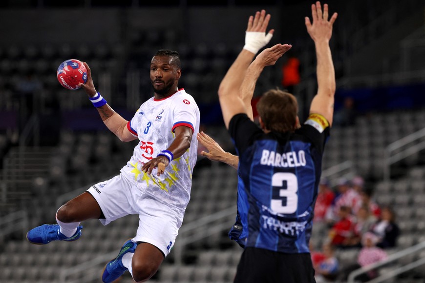 Handball - IHF Handball World Championships 2025 - Main Round IV - Argentina v Cape Verde - Zagreb Arena, Zagreb, Croatia - January 24, 2025 
Cape Verde's Delcio Pina in action with Argentina's Santiago Barcelo Garcia REUTERS/Antonio Bronic