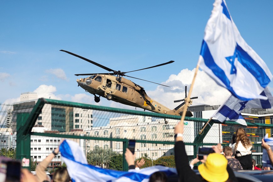 An Israeli military helicopter transporting released Israeli hostages, who have been held in Gaza since the deadly October 7, 2023 attack by Hamas, as part of a prisoner-hostage exchange deal between Israel and Hamas, arrives at Beilinson Schneider complex,  in Petah Tikva, Israel, January 25, 2025. REUTERS/Ronen Zvulun