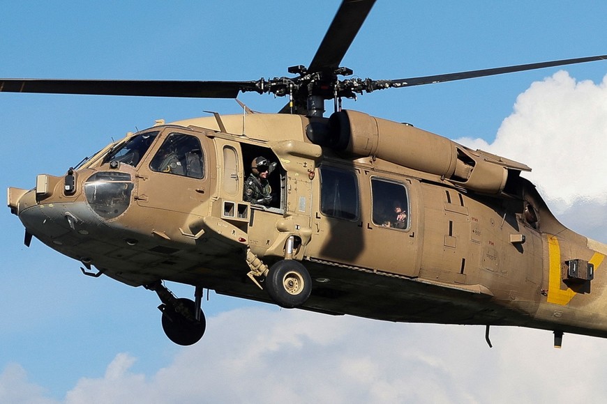 An Israeli military helicopter transporting released Israeli hostages, who have been held in Gaza since the deadly October 7, 2023 attack by Hamas, as part of a prisoner-hostage exchange deal between Israel and Hamas, arrives at Beilinson Schneider complex,  in Petah Tikva, Israel, January 25, 2025. REUTERS/Ronen Zvulun