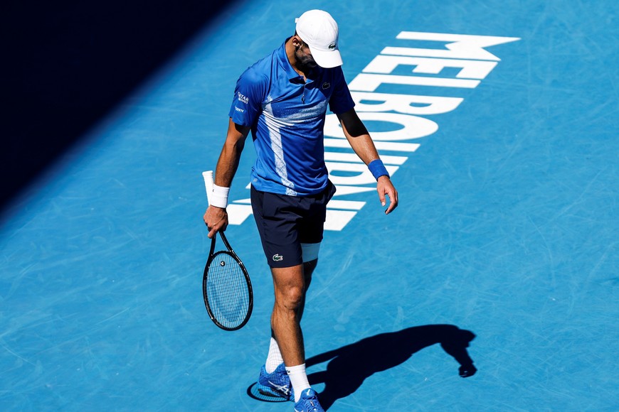 (250124) -- MELBOURNE, 24 enero, 2025 (Xinhua) -- Novak Djokovic reacciona durante las semifinales de individuales masculinos entre Novak Djokovic, de Serbia, y Alexander Zverev, de Alemania, en el torneo de tenis Abierto de Australia, en Melbourne, Australia, el 24 de enero de 2025. (Xinhua/Ma Ping) (oa) (ra) (vf)