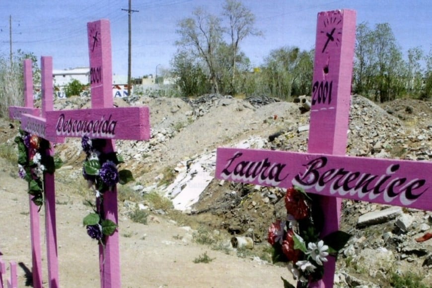 Cruces rosas como símbolo de la lucha para esclarecer el asesinato de mujeres en Ciudad Juárez (México), uno de los hechos más representativos de la violencia de género en el continente. Archivo