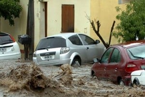 Provocó inundaciones en numerosas viviendas y arrastró vehículos