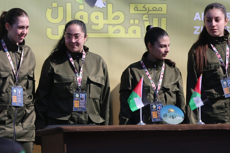 (250126) -- CIUDAD DE GAZA, 26 enero, 2025 (Xinhua) -- Imagen del 25 de enero de 2025 de cuatro rehenes israelíes vistas durante la ceremonia de su liberación en la Plaza Palestina, en la Ciudad de Gaza. Cuatro mujeres soldado israelíes que fueron rehenes en Gaza fueron transferidas a las Fuerzas de Defensa de Israel (FDI) y la Agencia de Seguridad Israelí (ASI) el sábado y cruzaron la frontera hacia Israel, dijeron las FDI y la ASI en una declaración conjunta. (Xinhua/Adul Rahman Salama/JINI) (rtg) (ah)