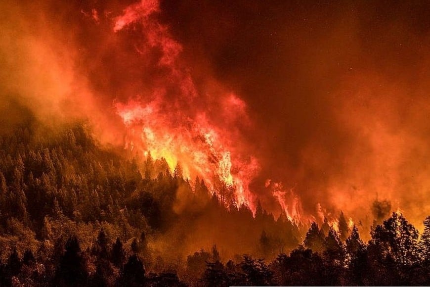 El incendio se desato tras una tormenta eléctrica en la región de Los Manzanos