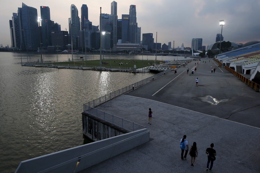 Children play soccer on a floating soccer pitch, with the city skyline of the central business district in the background, along Marina Bay in Singapore April 6, 2015. REUTERS/Edgar Su       TPX IMAGES OF THE DAY singapur  singapur vista de la zona de marina bay