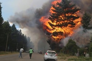 El incendio avanza peligrosamente hacia áreas críticas,