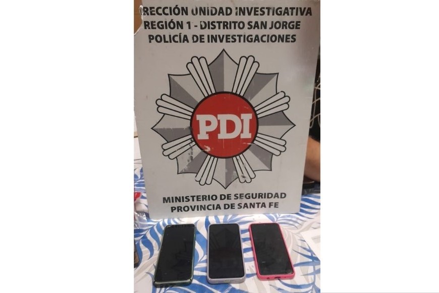 Se secuentró 13 teléfonos celulares