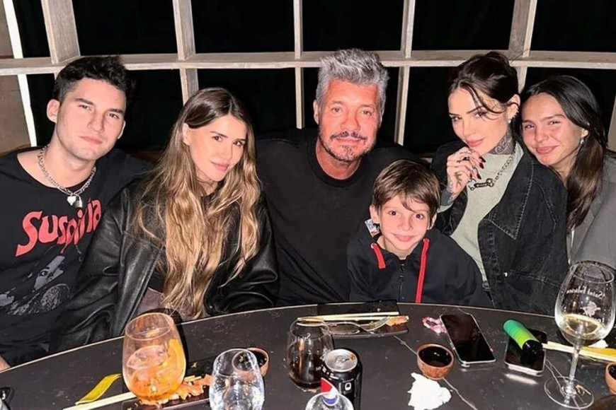 Marcelo Tinelli junto a sus cinco hijos.