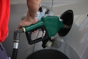 Autoservicio de combustibles en las estaciones de servicio  Créditos: Flavio Raina