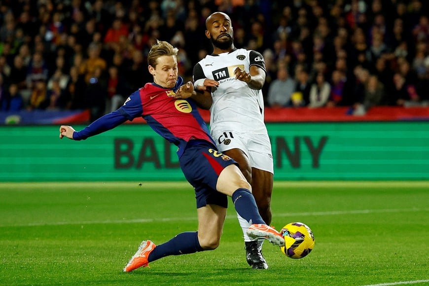 Soccer Football - LaLiga - FC Barcelona v Valencia - Estadi Olimpic Lluis Companys, Barcelona, Spain - January 26, 2025
FC Barcelona's Frenkie de Jong scores their first goal REUTERS/Albert Gea     TPX IMAGES OF THE DAY