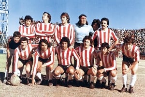 Gatti posando con el equipo rojiblanco en 1975. Crédito: Archivo El Litoral