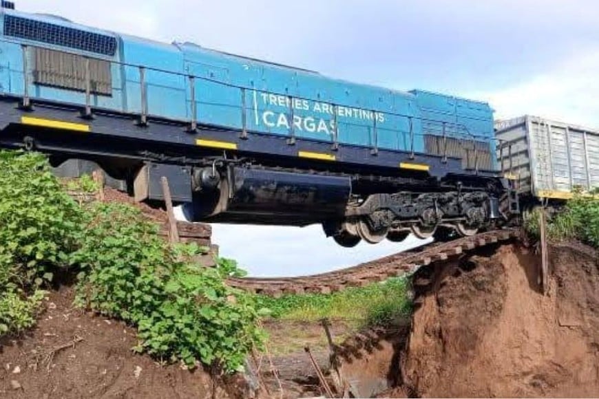 Las autoridades trabajan en la recuperación de la locomotora y evalúan los daños en la infraestructura.