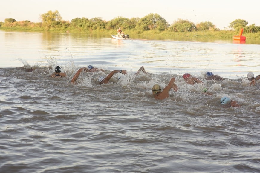 Los nadadores dentro de un río hoy picado, frente a la costa de esta ciudad. Crédito: Matías Cáceres.