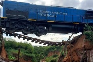 Se rompió un puente y un tren quedó colgado en un precipicio