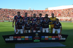 Los 11 titulares que jugaron ante Boca. Del partido con Estudiantes al del miércoles, hubo tres cambios. Seguramente, habrá modificaciones para jugar el lunes con Tigre. De pie: Martínez, Pardo, Bruno Pittón, Domina, Paz y Cardozo; agachados: Verde, Gerometta, Mauro Pittón, Colazo y Corvalán. Crédito: Manuel Fabatía