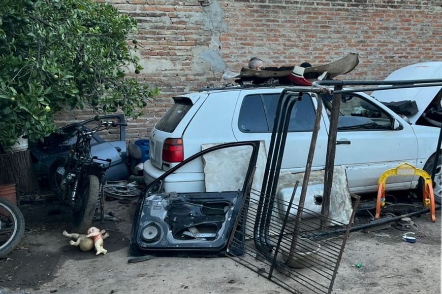 Entre los elementos incautados figuran autopartes de un Fiat Uno negro, un Peugeot 207 gris, un Peugeot 207 Compact verde y un Chevrolet Corsa gris, todos con denuncias de robo.