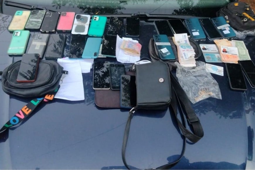 La policía secuestró un automóvil Volkswagen Virtus, 29 celulares y más de 600 mil pesos en efectivo.